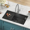 Lavabo de cocina tipo estación de trabajo con un receptáculo calibre 16 de 32" de montaje bajo encimera, con reborde WorkFlow™ y accesorios